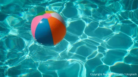 Wasserball in Pool (Raphael Biscaldi / Unsplash)