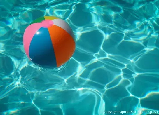 Bunter Wasserball in Pool (Copyright: Raphael Biscaldi / Unsplash)